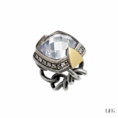 ANILLO CON ZIRCONIAS MÁRRON, PIEDRA BLANCA Y ORO 1